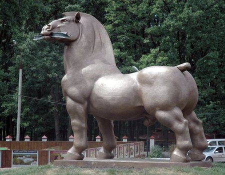 Памятник коню в Воронеже у гостиницы ЯР