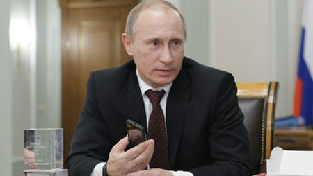 Путину подарили первый российский телефон с чипом ГЛОНАСС-GPS