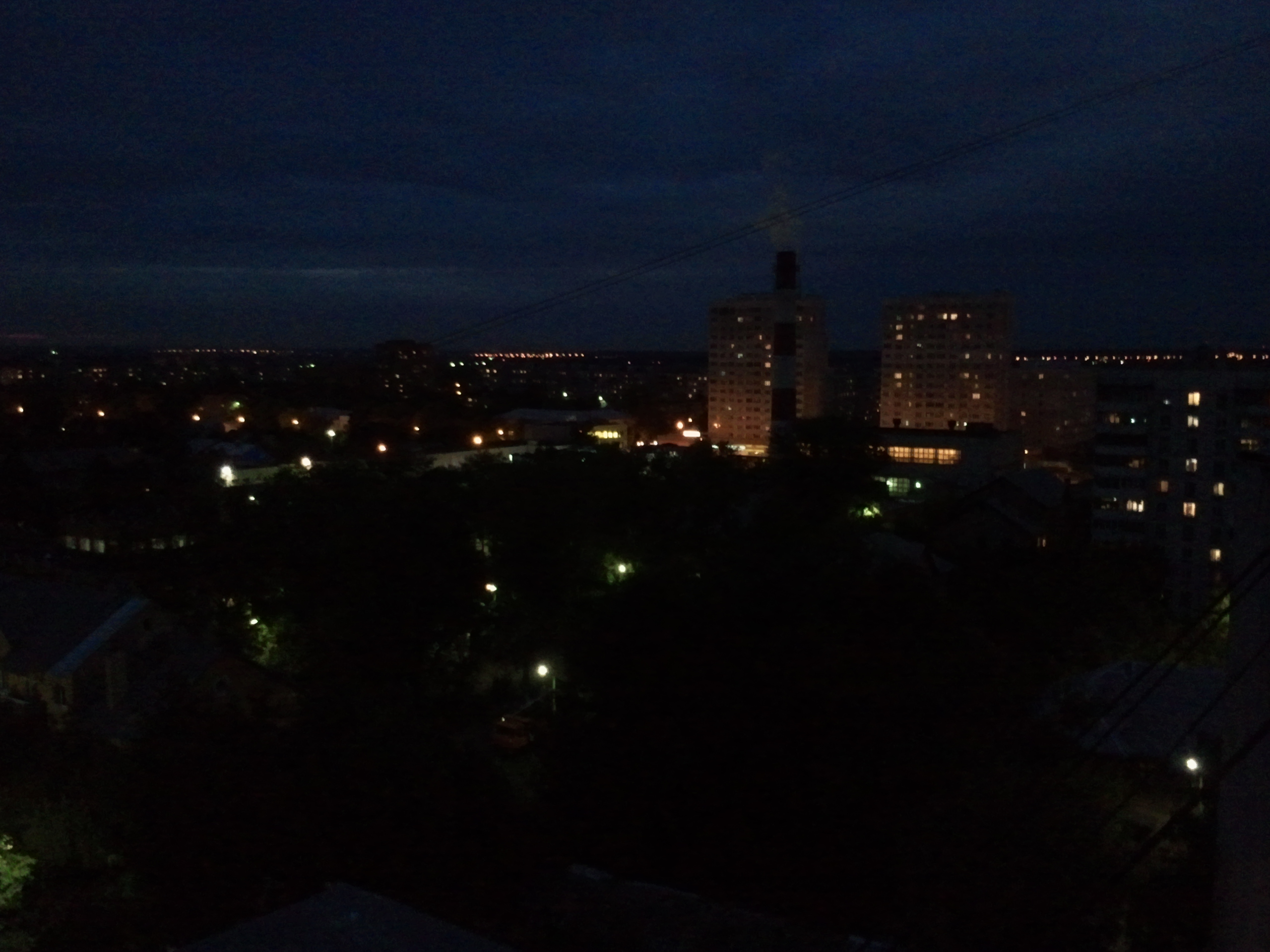 Вечером 7 ночью 9. Вид с крыши дома ночью. Вид с крыши вниз ночью. Ночной город с крыши. Ночные крыши домов.