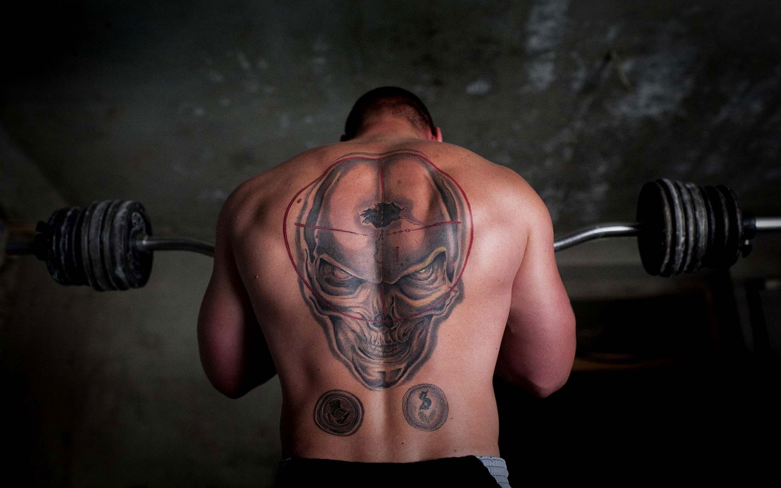 Мен в н. Тату на спине. Красивые тату на спине. Спортивные Татуировки для мужчин. Красивые Татуировки на спине мужские.