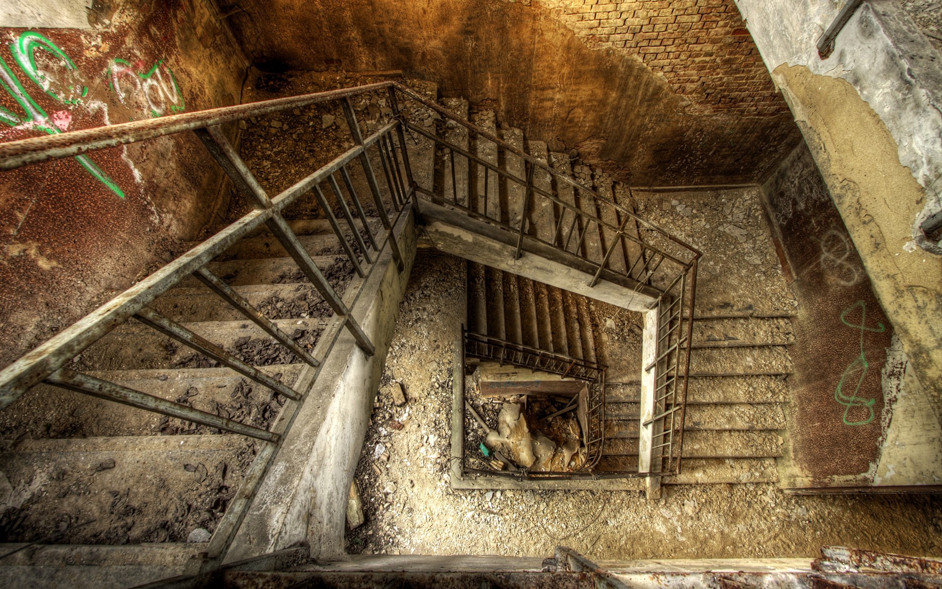 Дом старый лестница спиральная бесплатно