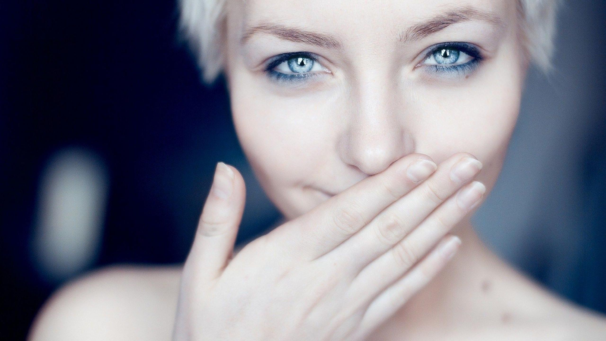 Жена голубоглазая. Голубые глаза. Блондинка с голубыми глазами. Бело голубые глаза. Светло голубые глаза.