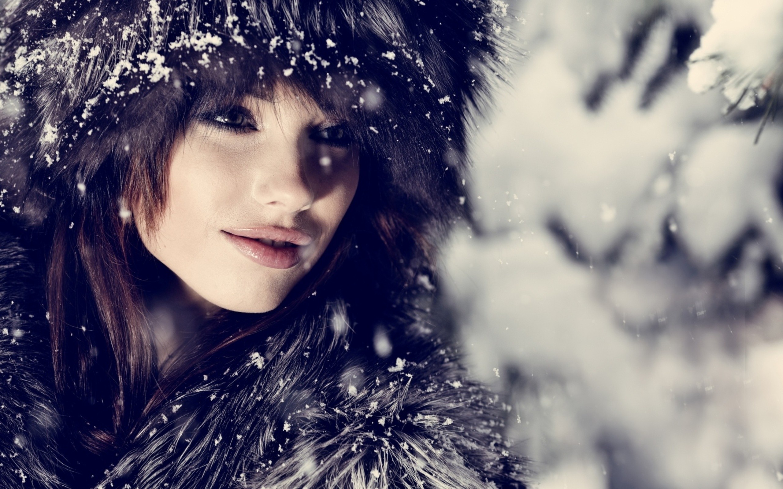 девушка брюнетка лицо снег волосы snow hair без смс