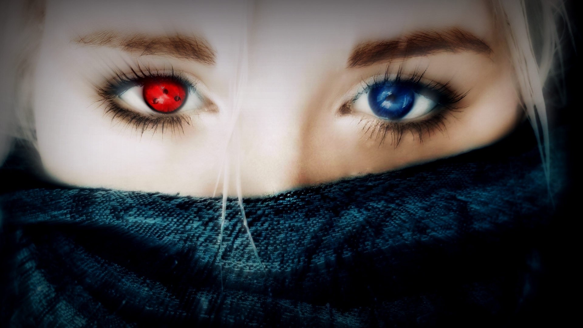 Красно синие глаза