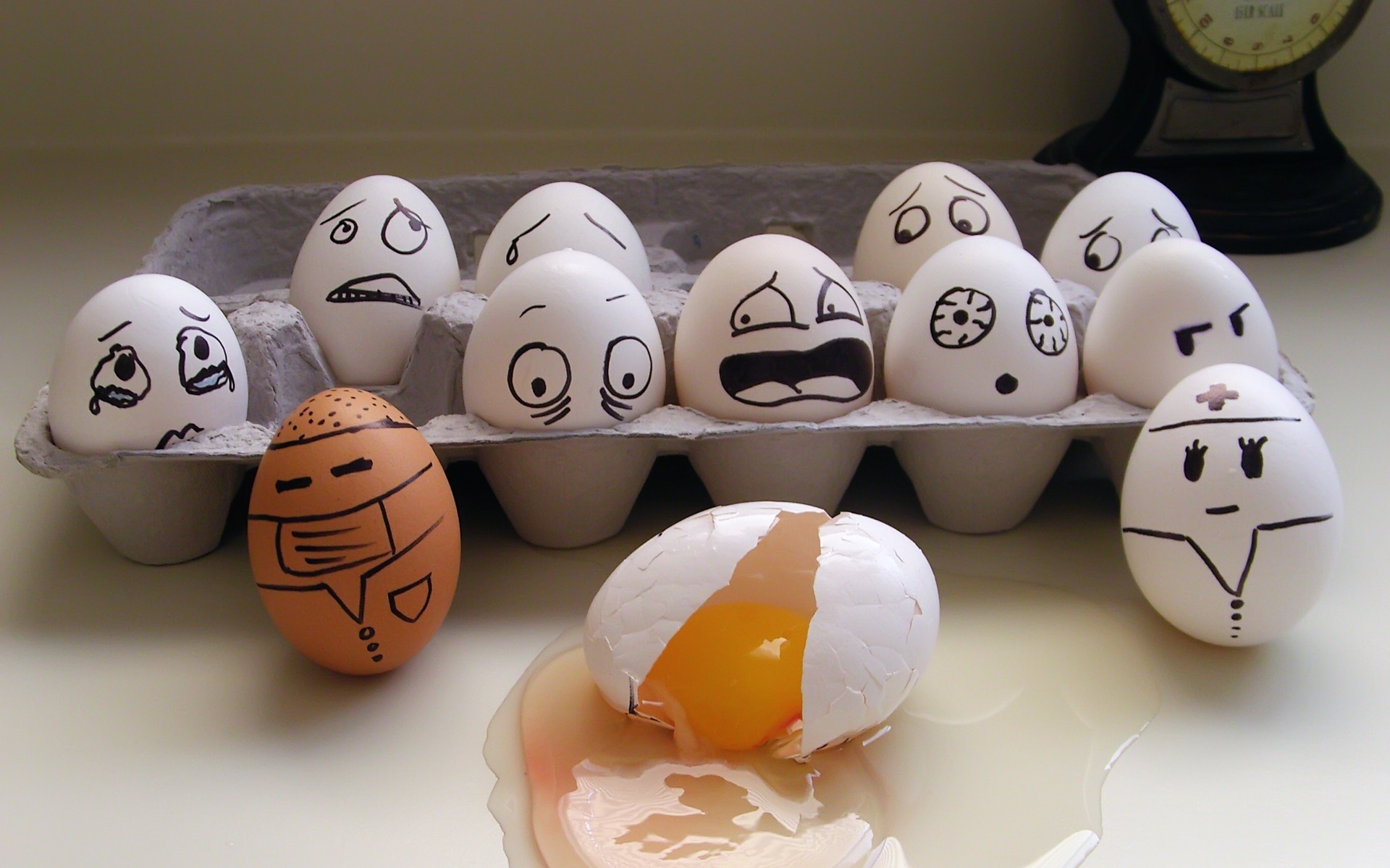 Глупые яйца. Веселые пасхальные яйца. Креативные яйца. Мордочки на яйцах. Пасхальные яйца с глазками.