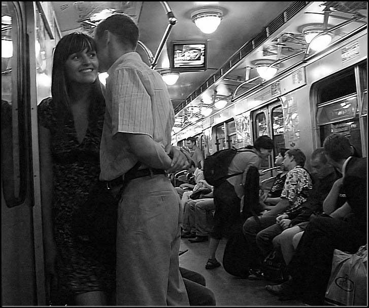 Лапаю девушек в метро. Парень и девушка в метро. Парень и девушка в автобусе. Влюбленная пара в метро. Парень в метро.