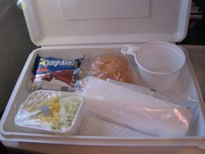 Чем кормят пассажиров различных авиакомпаний