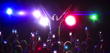 Apple запатентовала технологию, которая не позволит снимать концерты на iPhone и iPad