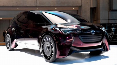 Toyota представила автомобиль на водороде с безвоздушными шинами