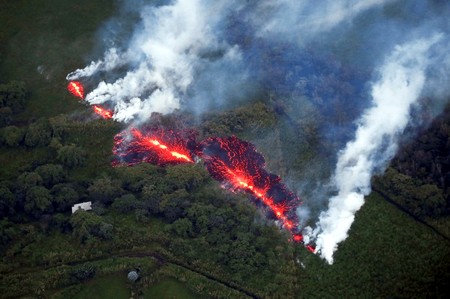 На Гавайях объявили красный уровень тревоги из-за извергающегося вулкана
