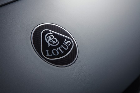 Lotus полностью отказывается от выпуска бензиновых авто